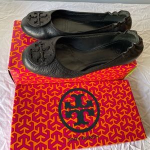 Tory Burch - leather flats with Logo